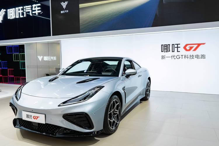 惠州82哪吒汽车在智能汽车领域的表现，领途汽车在新能源汽车市场中的影响力